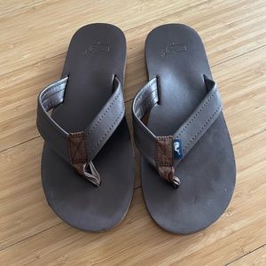 Vineyard Vines Contoured Leather Flip Flops